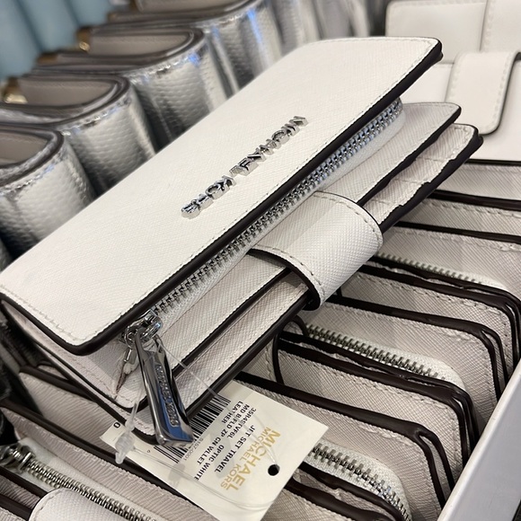 Michael Kors Medium Saffiano Leather Bifold Wallet
Optic White
NWT - Picture 15 of 16